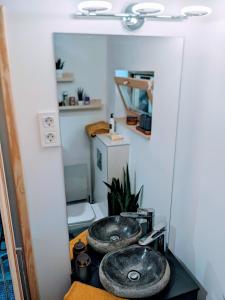 KismarosA Hely的浴室内一个柜台上的两个水槽