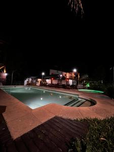 费德拉西翁Dulce Retoño的一个夜晚有灯光的空游泳池