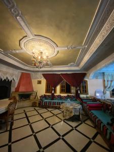 穆罕默迪耶Villa Hanaa的带沙发和吊灯的客厅