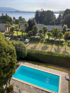 莱萨VSC Apartment - Appartamento in villa storica vista lago e piscina的享有庭院游泳池的顶部景色