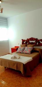 CarrizalÁtico carrizal的一间卧室配有一张大床和木制床头板
