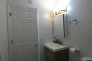 安克雷奇410 E 45th Unit 1的白色的浴室设有水槽和镜子