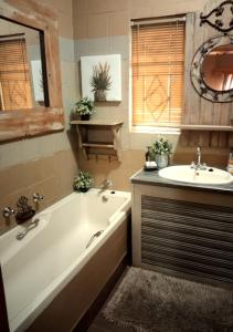 布隆方丹Rubyred Cottage的带浴缸和盥洗盆的浴室