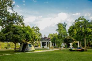 Maravilla Kivu Eco Resort的房屋前草上的一个帐篷