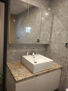 南迪Breeze Apartments的浴室设有白色水槽和镜子