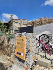 ArakapasJennas House的停在岩石标志旁的粉红色自行车