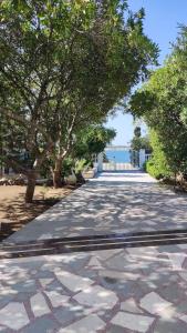 波弗加纳Villa Pagar - with jacuzzi - Renovated in 2022的一条有树木和白色围栏的步道,