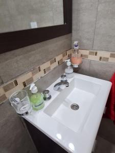 孙查莱斯Del Sur Alquiler temporario的浴室设有白色水槽和镜子