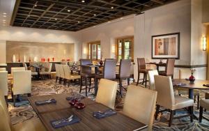 奥斯汀DoubleTree Suites by Hilton Hotel Austin的一间在房间内配有桌椅的餐厅