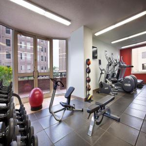 奥斯汀DoubleTree Suites by Hilton Hotel Austin的健身房设有数台跑步机和健身自行车