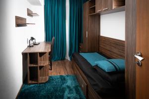 德罗贝塔-塞维林堡Apartament CENTRAL 1的小房间设有一张床、一张桌子和一张桌子