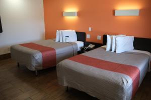 哈里森堡南哈里森6号汽车旅馆的一间酒店客房内设有两张床的房间