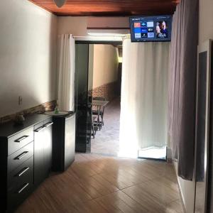 阿布拉奥BLUE DOOR BRASIL的客房设有厨房,墙上配有电视