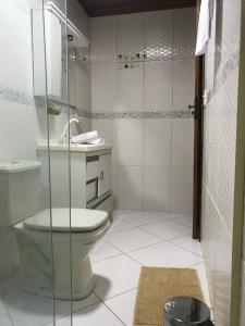 阿布拉奥BLUE DOOR BRASIL的一间带卫生间和玻璃淋浴间的浴室