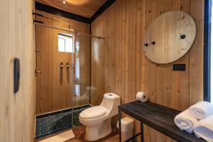 瓜塔佩Porto Marina Hotel的木制浴室设有卫生间和镜子