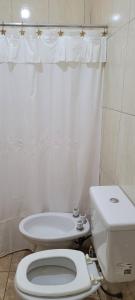 蒂诺加斯塔Kenny G的白色的浴室设有卫生间和水槽。