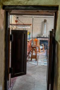 La CarolinaPosada Casablanca的通往带桌椅的厨房的开放式门