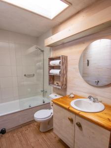 皮奇勒姆Hostal Sirena的浴室配有盥洗盆、卫生间和浴缸。
