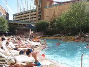 拉斯维加斯Pleasant Unit at New York New York Strip Las Vegas的一群人坐在游泳池里