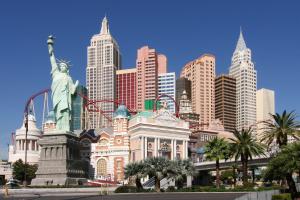 拉斯维加斯Pleasant Unit at New York New York Strip Las Vegas的一座城市前方有雕像的建筑