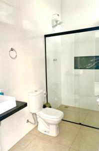 圣卡洛斯Recanto Algodão-Doce - Área de Lazer em São Carlos的一间带卫生间和玻璃淋浴间的浴室