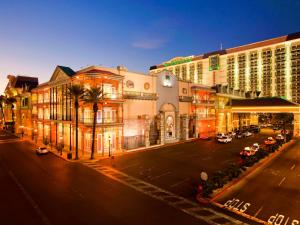 拉斯维加斯Comfy Unit at Orleans Casino Strip Las Vegas的一条城市街道,晚上有建筑和棕榈树