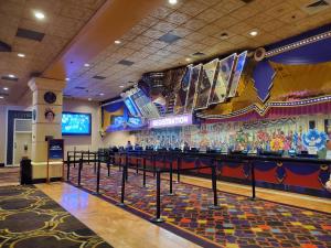 拉斯维加斯Comfy Unit at Orleans Casino Strip Las Vegas的赌场里的酒吧,供应多种饮料
