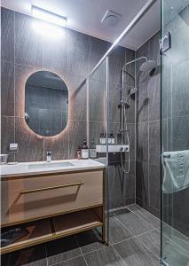 光州Hotel SUMMIT的一间带水槽和淋浴的浴室