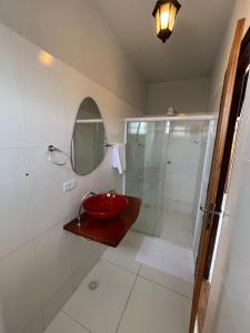 圣米格尔-杜斯米拉格里斯Pousada Praias do Norte的一间带红色水槽和淋浴的浴室