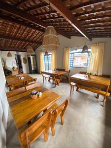 圣米格尔-杜斯米拉格里斯Pousada Praias do Norte的大房间设有木桌和长凳