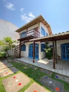 圣米格尔-杜斯米拉格里斯Pousada Praias do Norte的拥有蓝色百叶窗和庭院的房子