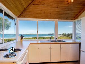 McCrackenAbsolute Beachfront 3BR 2BA Home w/ Beach Track的海景厨房