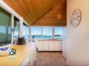 McCrackenAbsolute Beachfront 3BR 2BA Home w/ Beach Track的墙上的厨房配有大时钟