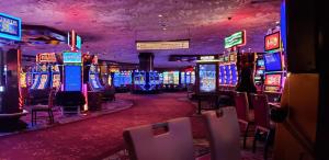 拉斯维加斯Restful Unit at Mirage Casino Strip Las Vegas的赌场,有很多老虎机和桌子