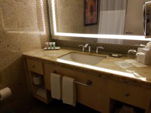 拉斯维加斯Restful Unit at Mirage Casino Strip Las Vegas的一间带水槽和镜子的浴室
