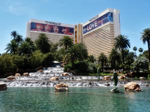 拉斯维加斯Restful Unit at Mirage Casino Strip Las Vegas的站在酒店前喷泉前的人