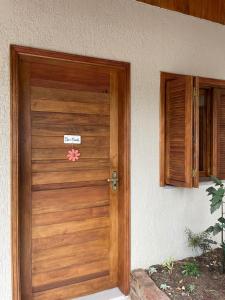 本图贡萨尔维斯CASA DA FONTE的房屋的木门,上面有标志