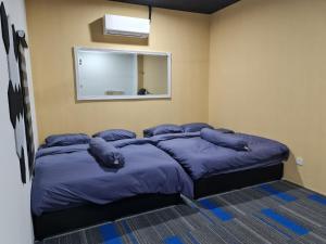 雪邦Ayden Hostel Airport Transit - KLIA的一间卧室配有一张带蓝色枕头的大床