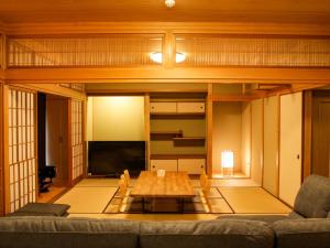 Ikeda1組限定　1棟貸切 「おとまり忠左衛門」　 グループや3世代旅行に最適　　　　的客厅配有沙发和桌子
