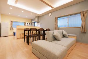 大阪nestay terrace house osaka tsutenkaku的带沙发的客厅和厨房