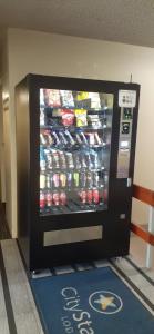布里斯班City Star Lodge的商店里的饮料自动售货机