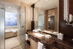 烟台烟台世茂希尔顿酒店的一间带水槽和镜子的浴室
