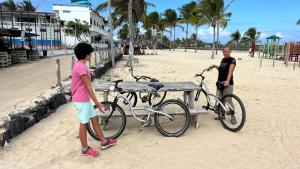 比亚米尔港La Casa de Joel的站在自行车旁的男人和男孩