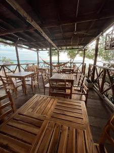 布兰卡滩Thani Ecobeach Barú的餐厅设有木桌和木椅