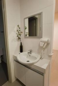 伯恩仓G Residence - 2R2B Barrington Night Market (1)的白色的浴室设有水槽和镜子