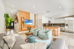 迈阿密Flamingo's Resort的带沙发的客厅和厨房