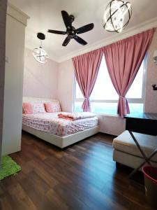 马西English Homestay Seaview Johor Bahru Permas 6 pax的一间卧室配有一张床和吊扇