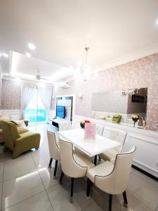 马西English Homestay Seaview Johor Bahru Permas 6 pax的一间配备有白色桌椅的用餐室
