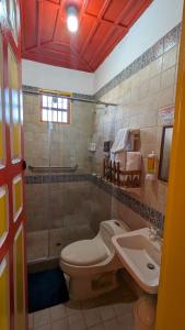 萨兰托Coronel's Peak Coffee House的浴室配有卫生间、盥洗盆和淋浴。