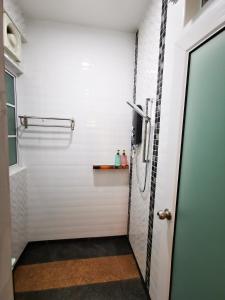 马西English Homestay Seaview Johor Bahru Permas 6 pax的带淋浴间和门的浴室